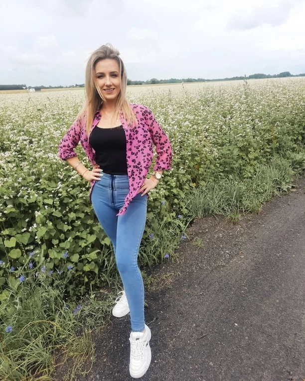 Piękna wokalistka disco polo podkreśliła swoje krągłości! Widok zapiera dech w piersiach! Fani komentują! 