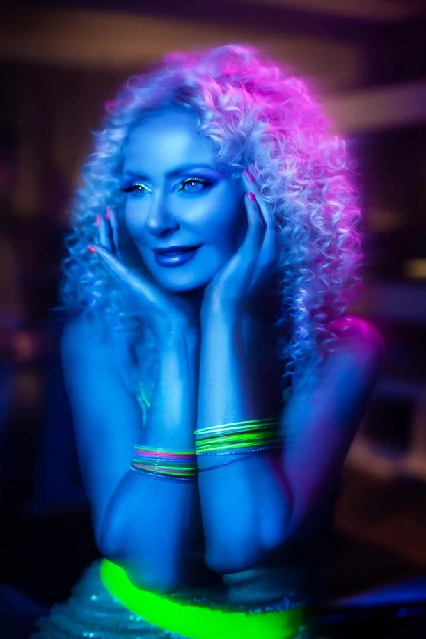 Totalna odmiana gwiazdy disco polo! To wszystko na potrzebny wyjątkowego projektu! Elwira Mejk nie do poznania!