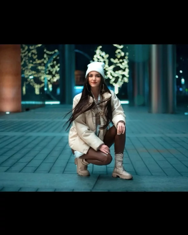 Angelika Żmijewska uwodzi w obcisłych legginsach podczas sesji zdjęciowej! Internauci skomentowali figurę wokalistki ”Coraz piękniejsza”!
