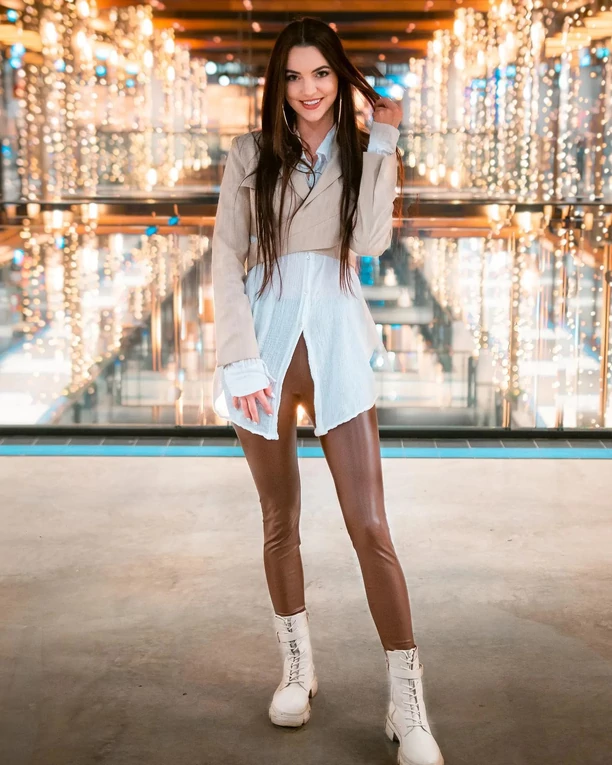 Angelika Żmijewska uwodzi w obcisłych legginsach podczas sesji zdjęciowej! Internauci skomentowali figurę wokalistki ”Coraz piękniejsza”!
