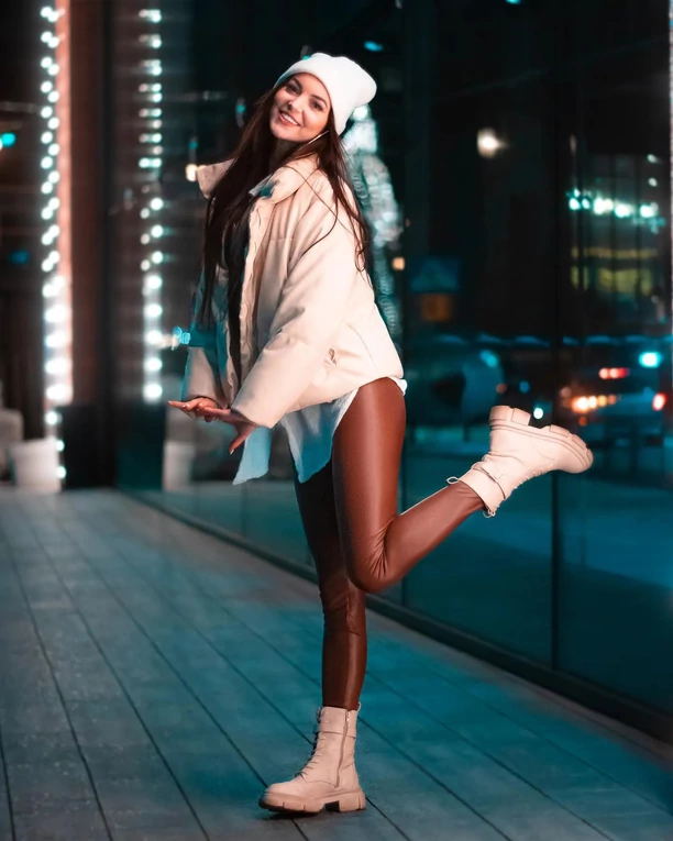 Angelika Żmijewska uwodzi w obcisłych legginsach podczas sesji zdjęciowej! Internauci skomentowali figurę wokalistki ”Coraz piękniejsza”!
