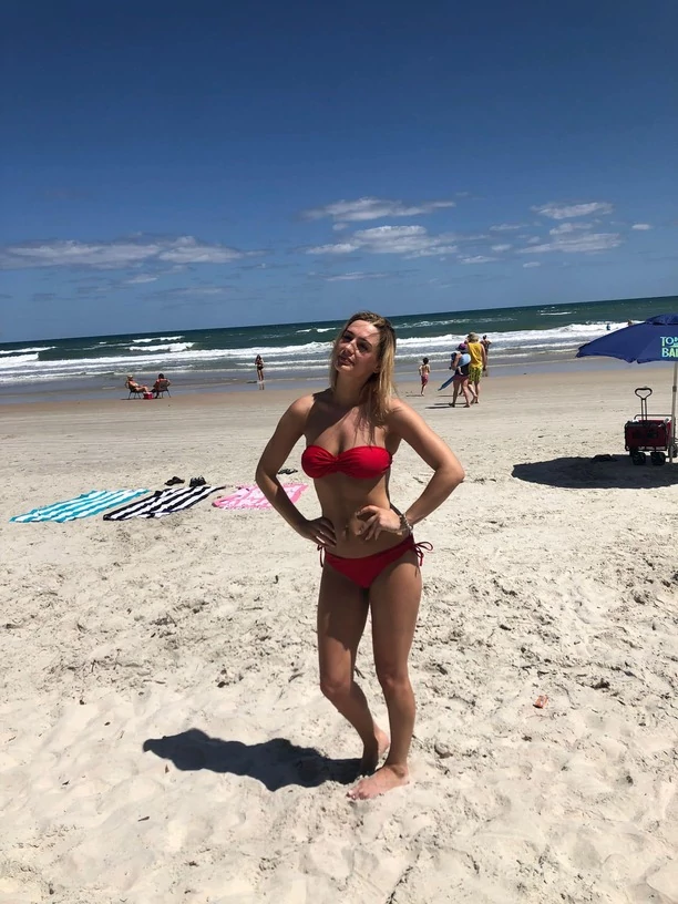 Ma najlepsze ciało w branży?! Gwiazda disco polo - Justyna Lubas Top Girls zachwyca w bikini! [FOTO]