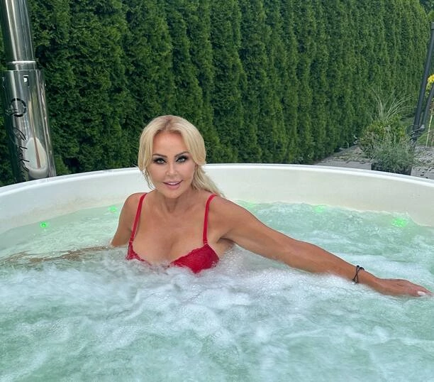 Szokujące zdjęcie Teresy Werner w samej bieliźnie! Gwiazda śląskich szlagierów odważnie pokazała biust!
