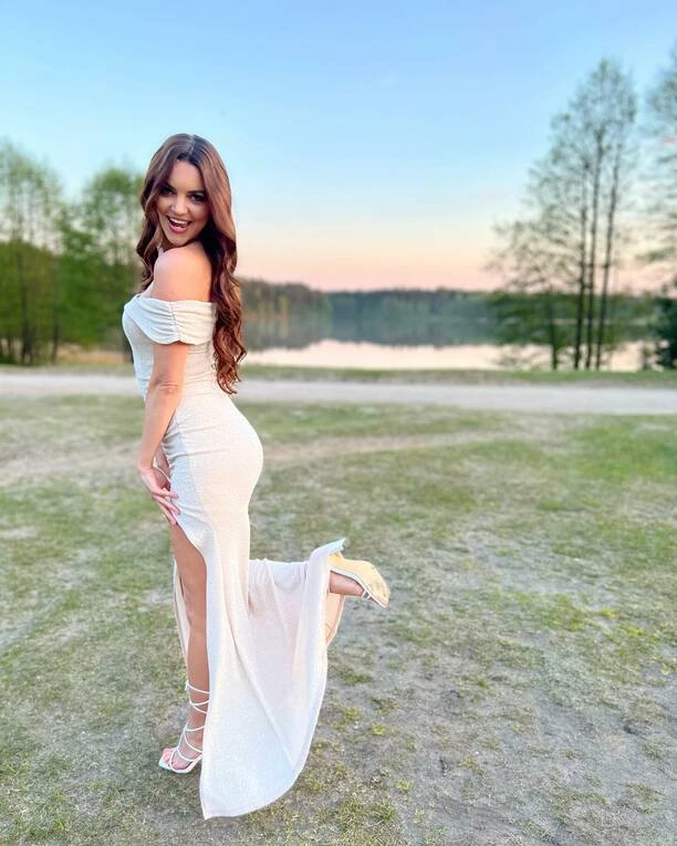 Olśniewająca Angelika Żmijewska na ślubie swojej przyjaciółki! Gwiazda disco polo wyglądała przepięknie!