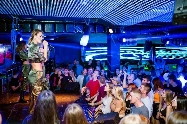 Głęboki dekolty i ponętne stroje gwiazdy disco polo! Dziewczyny z Top Girls wyglądają nieziemsko!