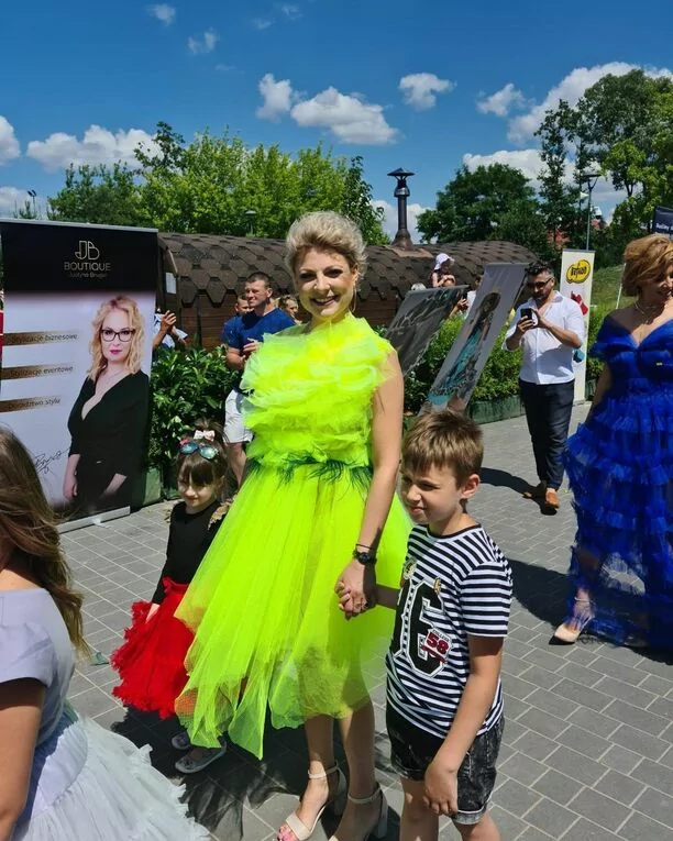 Magda Narożna (Piękni i Młodzi) wzięła udział w pokazie mody jako modelka! Gwiazda disco polo skradła show! 