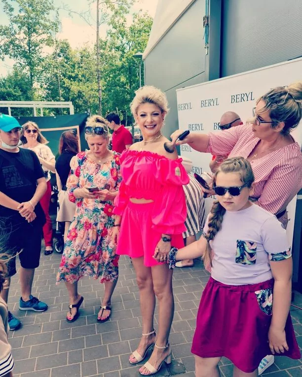 Magda Narożna (Piękni i Młodzi) wzięła udział w pokazie mody jako modelka! Gwiazda disco polo skradła show! 