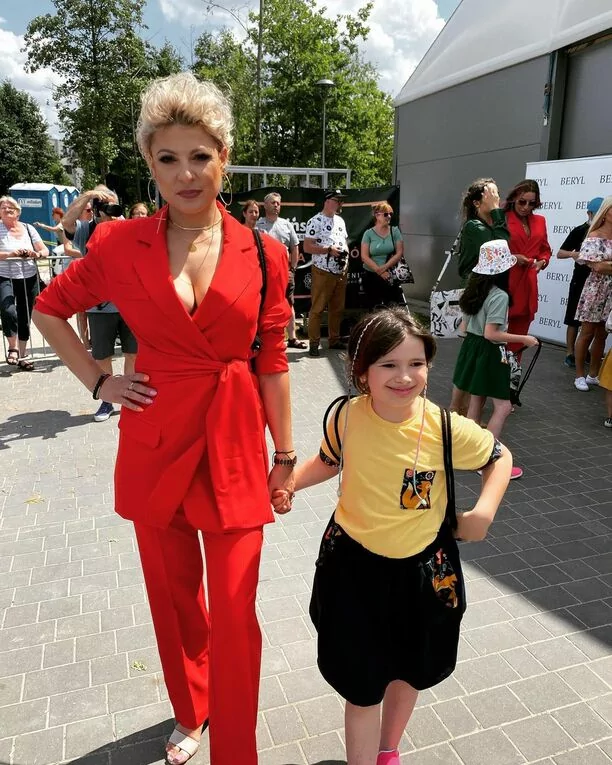 Magda Narożna (Piękni i Młodzi) wzięła udział w pokazie mody jako modelka! Gwiazda disco polo skradła show! 