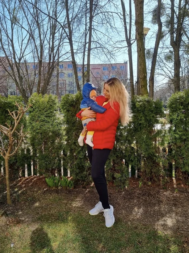 Znana wokalistka disco polo przyłapana na spacerze z małym synkiem! Wzruszające zdjęcie chwyta za serce! 