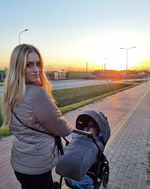 Znana wokalistka disco polo przyłapana na spacerze z małym synkiem! Wzruszające zdjęcie chwyta za serce! 