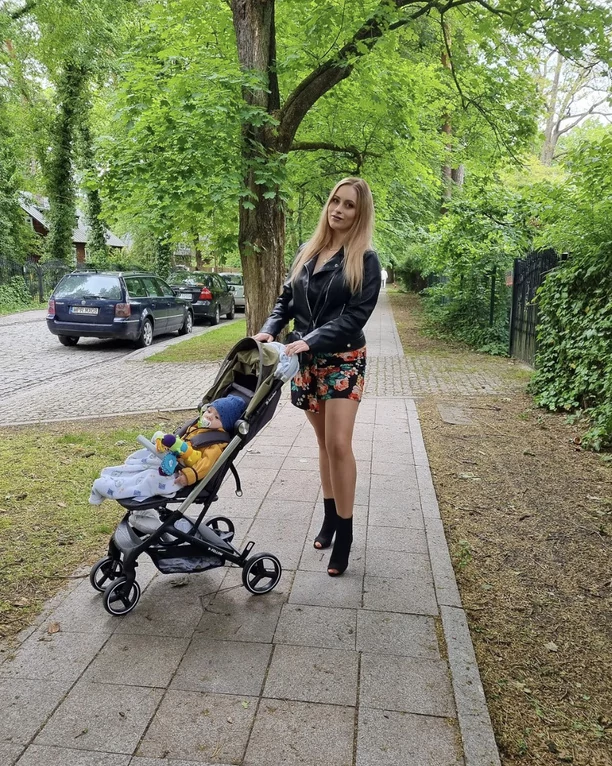Znana wokalistka disco polo przyłapana na spacerze z małym synkiem! Wzruszające zdjęcie chwyta za serce! 