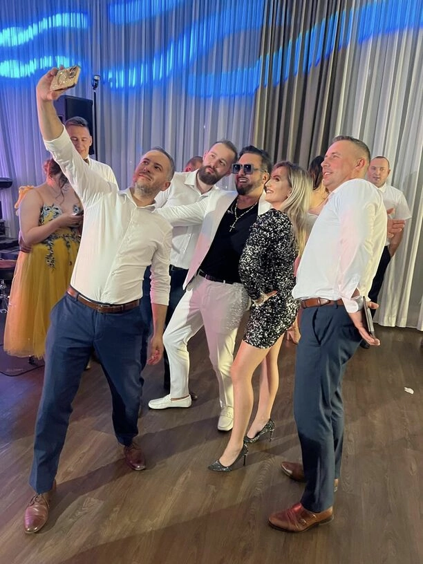 Andre rozkręcił Wesele Karoliny i Bartosza! To specjalista od tego typu imprez! Zobacz materiał 