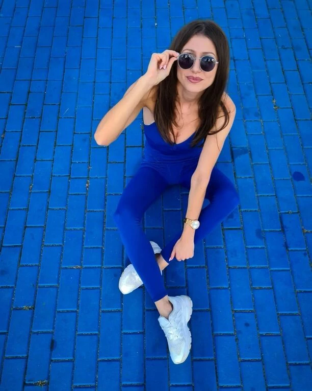 Mega śliczna gwiazdeczka disco polo zachwyca stylizacją w kolorze blue! Wygląda jak pani policjantka?! 