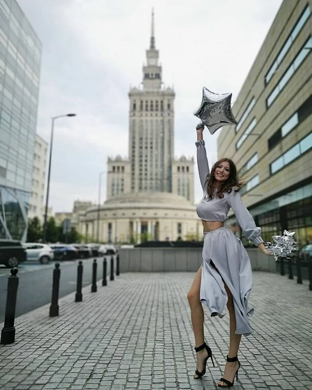 Mega śliczna gwiazdeczka disco polo zachwyca stylizacją w kolorze blue! Wygląda jak pani policjantka?! 