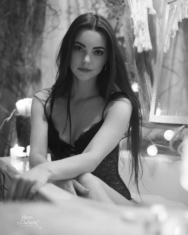 To najgorętsza publikacja w tym roku?! Angelika Żmijewska Topky w ponętnej bieliźnie! | ZDJĘCIA