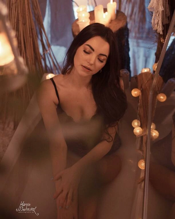 To najgorętsza publikacja w tym roku?! Angelika Żmijewska Topky w ponętnej bieliźnie! | ZDJĘCIA