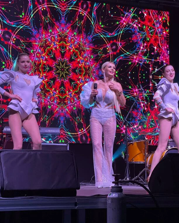 Zjawiskowa Monika Chwajoł w przezroczystych spodniach. Pokazała bardzo dużo! Tak wystąpiła na dużej imprezie disco polo.