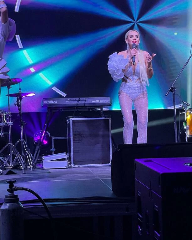 Zjawiskowa Monika Chwajoł w przezroczystych spodniach. Pokazała bardzo dużo! Tak wystąpiła na dużej imprezie disco polo.