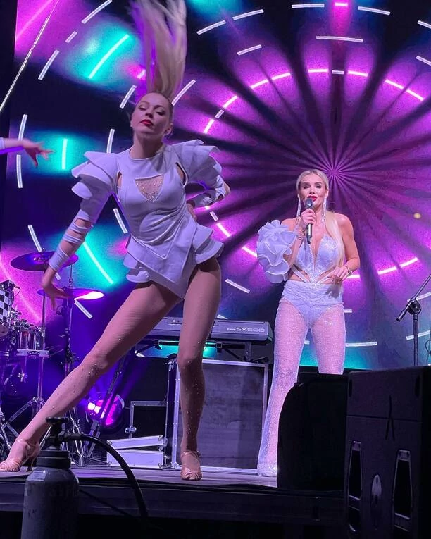 Zjawiskowa Monika Chwajoł w przezroczystych spodniach. Pokazała bardzo dużo! Tak wystąpiła na dużej imprezie disco polo.