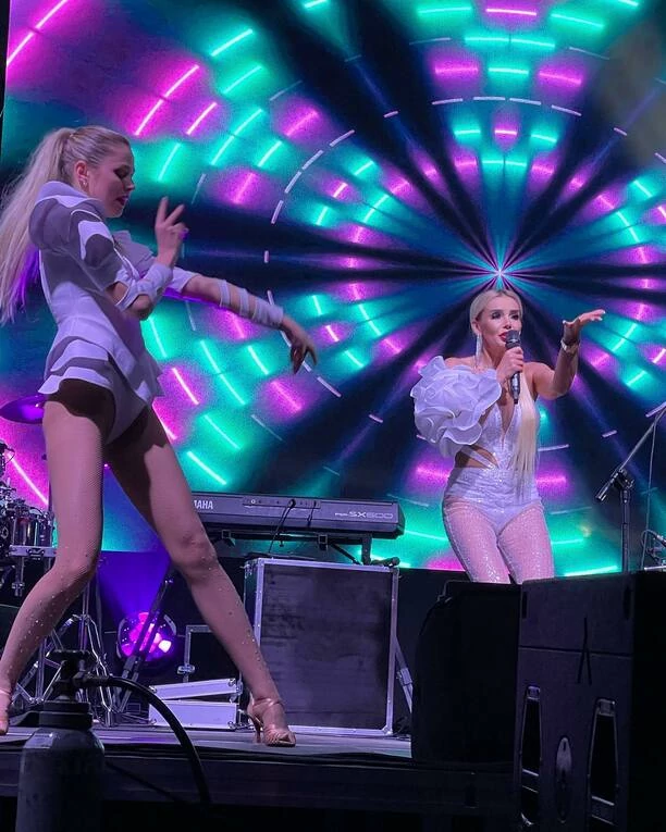 Zjawiskowa Monika Chwajoł w przezroczystych spodniach. Pokazała bardzo dużo! Tak wystąpiła na dużej imprezie disco polo.