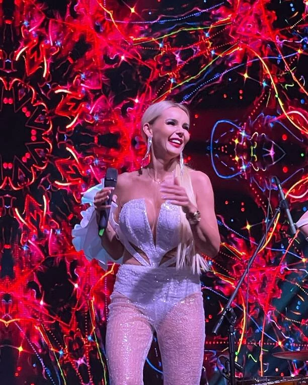 Zjawiskowa Monika Chwajoł w przezroczystych spodniach. Pokazała bardzo dużo! Tak wystąpiła na dużej imprezie disco polo.