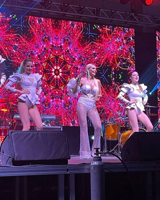 Zjawiskowa Monika Chwajoł w przezroczystych spodniach. Pokazała bardzo dużo! Tak wystąpiła na dużej imprezie disco polo.