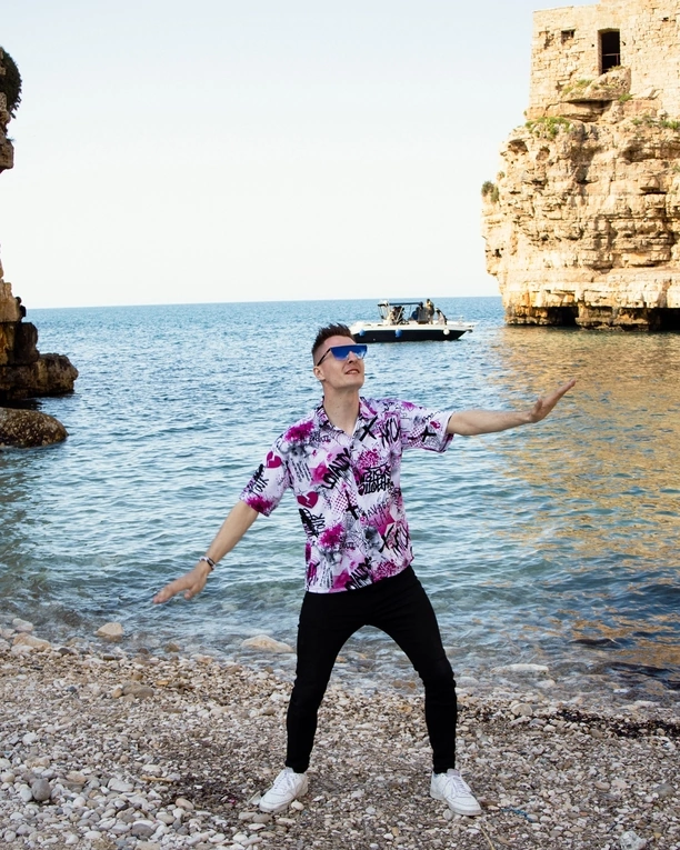 Zespół Carmelovi z nową produkcją „Czarna sukienka„. To będzie nowy hit? | VIDEO