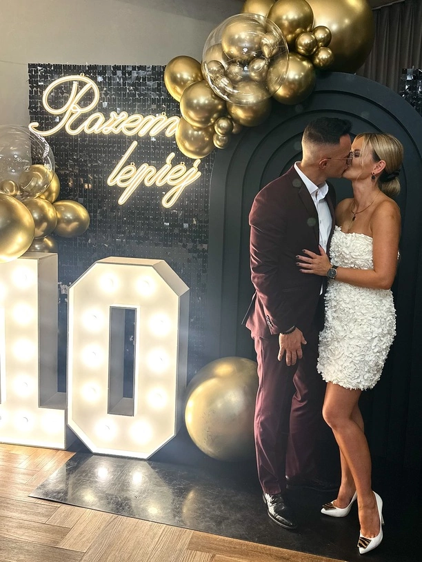 Jakub Urbański z zespołu Playboys świętuje 10. rocznicę ślubu z żoną Eweliną. Wzruszający wpis artysty