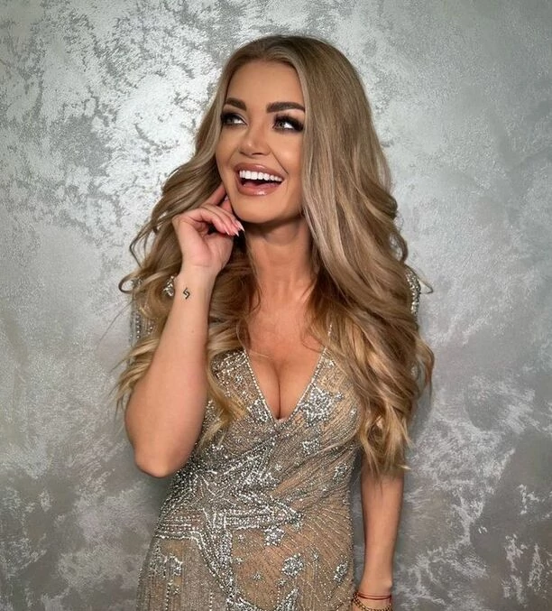 Cudowna gwiazda disco polo - Edyta Folwarska kusi kreacją z mocno wykrojonym dekoltem! Wygląda przepięknie!