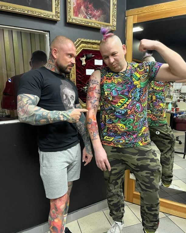 Luxon od Skolima wytatuował sobie fragment piosenki pt. „Temperatura„. Szalony pomysł gitarzysty!