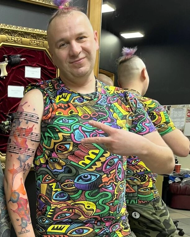 Luxon od Skolima wytatuował sobie fragment piosenki pt. „Temperatura„. Szalony pomysł gitarzysty!