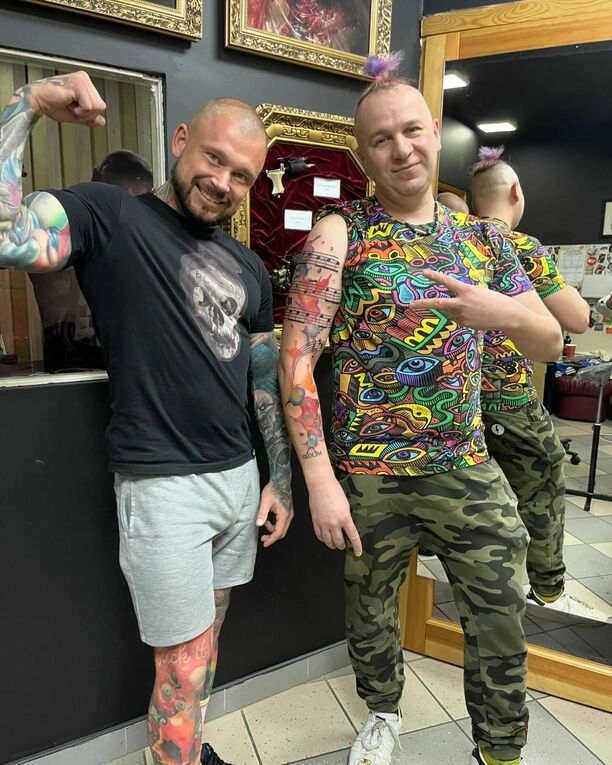 Luxon od Skolima wytatuował sobie fragment piosenki pt. „Temperatura„. Szalony pomysł gitarzysty!