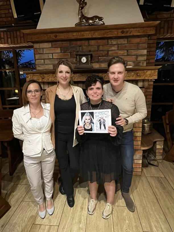 Zespół Piękni i Młodzi oraz Magdalena Narożna sprawili, że jedna fanka przelała morze łez szczęścia! Co się stało?