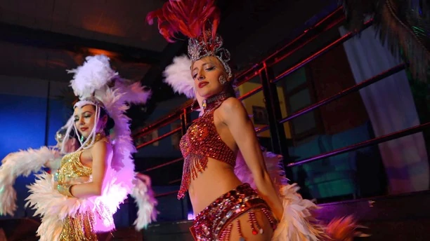 Nowość od Magdaleny Narożnej i zespołu Piękni i Młodzi pt. „Gorący wiatr„! To będzie hit wakacji disco polo?
