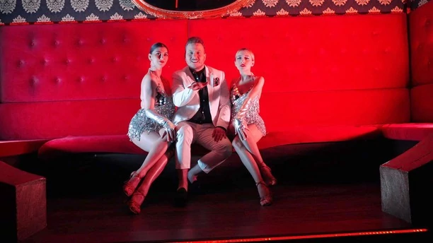 Nowość od Magdaleny Narożnej i zespołu Piękni i Młodzi pt. „Gorący wiatr„! To będzie hit wakacji disco polo?
