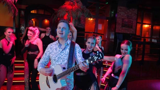 Nowość od Magdaleny Narożnej i zespołu Piękni i Młodzi pt. „Gorący wiatr„! To będzie hit wakacji disco polo?
