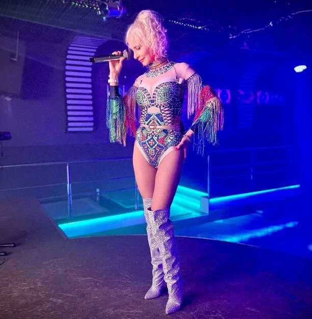 Gwiazda disco polo - Elwira Mejk zachwyca kontrowersyjnym koncertowym strojem! Co zrobiła, że wszyscy mówią o niej teraz