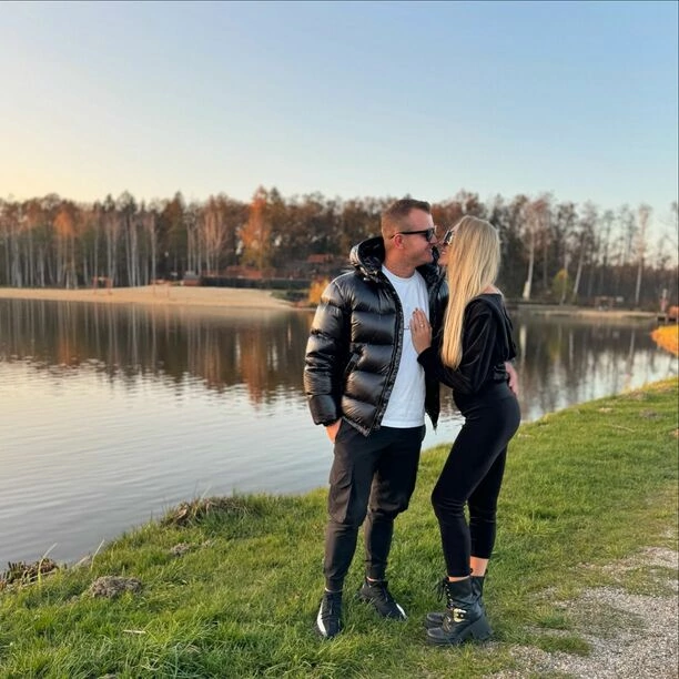 Prawdziwa Miłość! Joanna i Dawid Narożni z zespołu „Piękni i Młodzi” zachwycają fanów romantycznym zdjęciem nad jeziorem