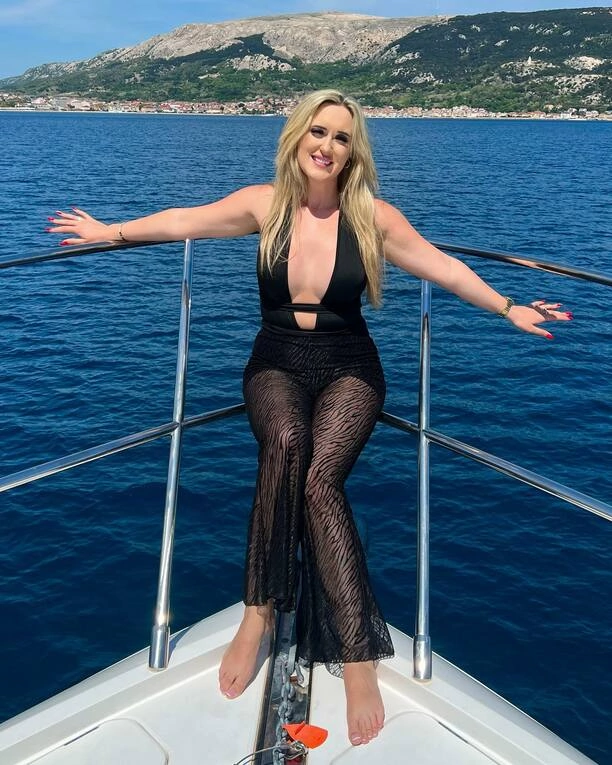 Gwiazda disco polo Jesika z odważnym dekoltem w Chorwacji - internauci oszaleli na jej punkcie