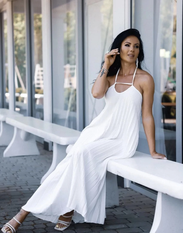 Uwielbiana wokalistka disco polo cała w bieli! Uwagę zwraca wycięcie na plecach! Gwiazda wygląda jak anioł! 