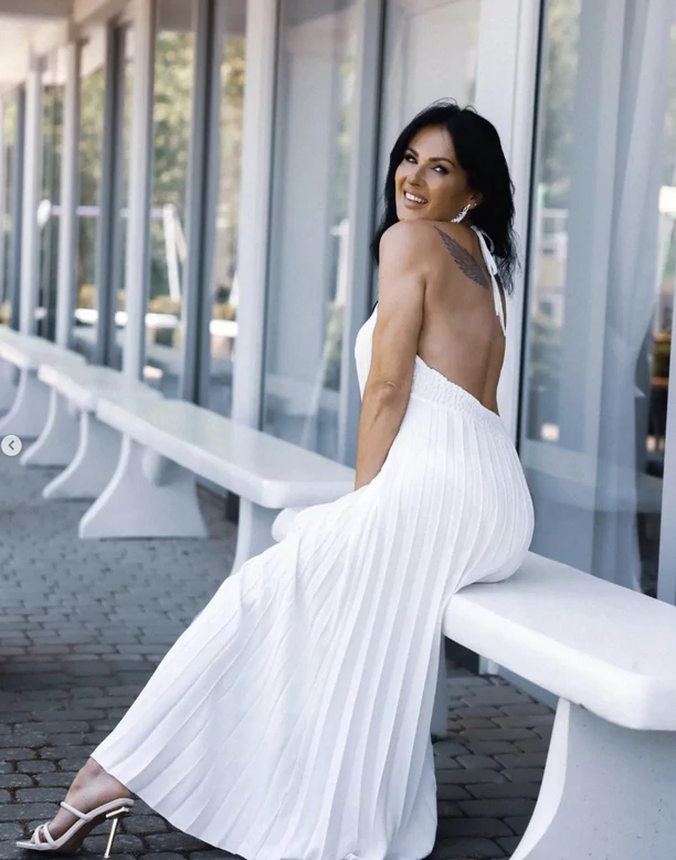 Uwielbiana wokalistka disco polo cała w bieli! Uwagę zwraca wycięcie na plecach! Gwiazda wygląda jak anioł! 