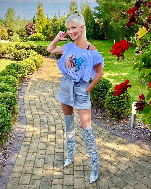 Elwira MEJK wygląda jak nastolatka! Uwielbiana wokalistka popularnej grupy disco polo pokazała zgrabne nogi!