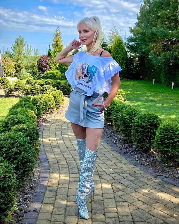 Elwira MEJK wygląda jak nastolatka! Uwielbiana wokalistka popularnej grupy disco polo pokazała zgrabne nogi!