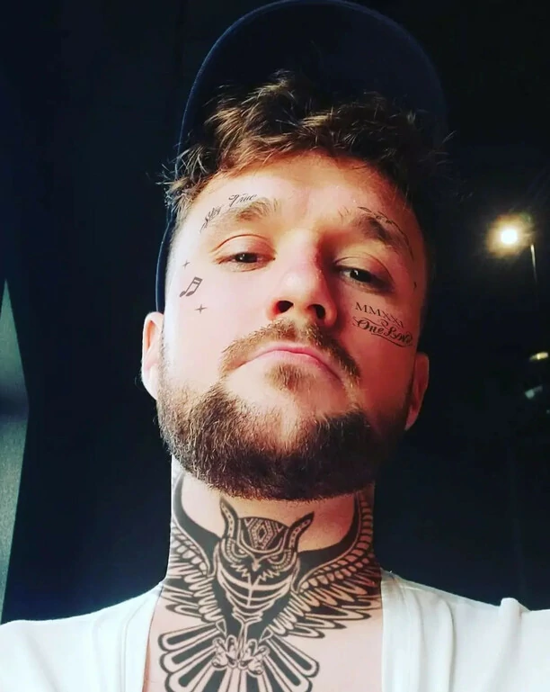 Karol Zawrotniak Defis pokazał się z wytatuowaną twarzą i szyją! Zobaczcie jak wygląda gwiazdor disco polo?!