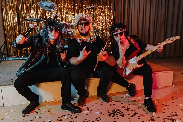 Znany gwiazdor disco polo Gesek postawił na lata ”80! Stary trabant i kasety VHS zagwarantują mu sukces?! 