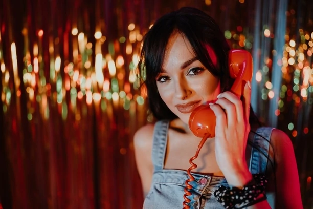 Znany gwiazdor disco polo Gesek postawił na lata ”80! Stary trabant i kasety VHS zagwarantują mu sukces?! 