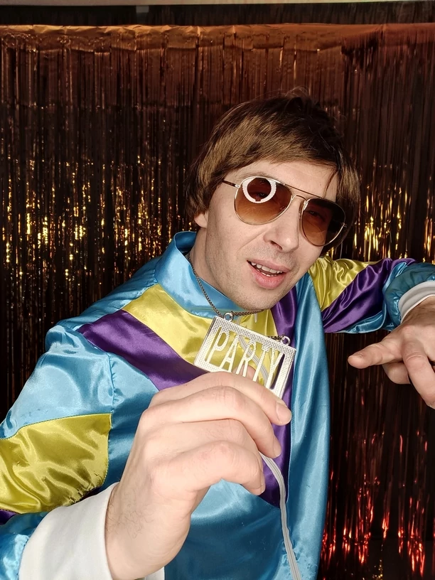 Znany gwiazdor disco polo Gesek postawił na lata ”80! Stary trabant i kasety VHS zagwarantują mu sukces?! 