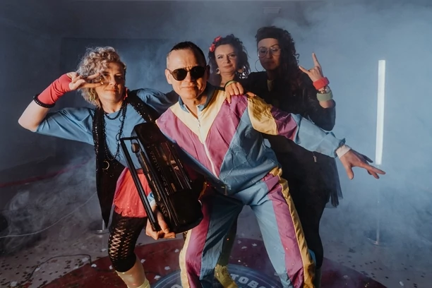 Znany gwiazdor disco polo Gesek postawił na lata ”80! Stary trabant i kasety VHS zagwarantują mu sukces?! 