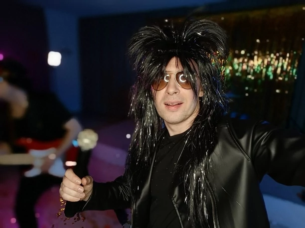 Znany gwiazdor disco polo Gesek postawił na lata ”80! Stary trabant i kasety VHS zagwarantują mu sukces?! 