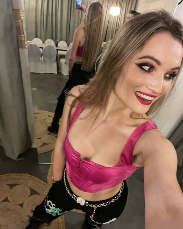 Wokalistka disco polo w obłędnej stylizacji! Paulina Banaszek Energy Girls zachwyca nowym wyglądem.